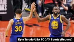  Stephen Curry, à gauche, et son coéquipier de Golden State, Draymond Green, contre les Toronto Raptors, Scotiabank Arena, le 2 juin 2019.(Kyle Terada-USA TODAY Sports)