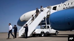 El vicepresidente JD Vance llega en el Air Force Two a la Base de la Fuerza Aérea Laughlin, Texas, para una visita a la frontera entre Estados Unidos y México el miércoles 5 de marzo de 2025.