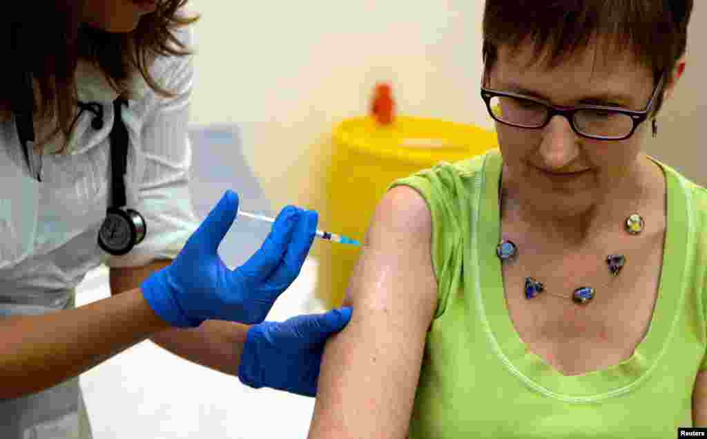 Une bénévole, Ruth Atkins, se fait injecter le vaccin expérimental à virus Ebola, au Centre Oxford Group à Oxford, sud de l'Angleterre, le 17 septembre 2014. REUTERS / Steve Parsons / Pool