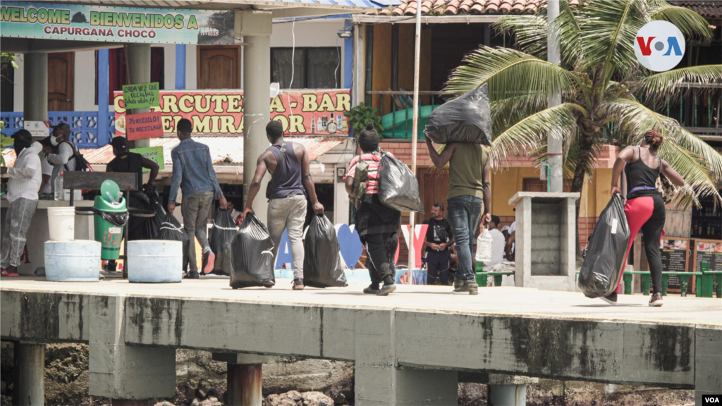 En un inclemente recorrido de varios días, los migrantes sortean toda clase de dificultades, entre ellas los peligrosos grupos armados ilegales que frecuentan esta región.