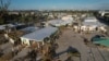 Se observan los daños causados ​​por el huracán Milton en una comunidad de casas móviles en Manasota Key, en Englewood, Florida, el domingo 13 de octubre de 2024.