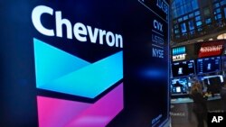 Logo Chevron di lantai perdagangan Bursa Saham New York, 1 November 2021. (Foto: Richard Drew/AP, arsip)