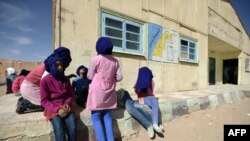 Des élèves dans la cour d’une école au camp de réfugiés sahraouis de Smara, près de Tindouf, Algérie, 25 février 2016.