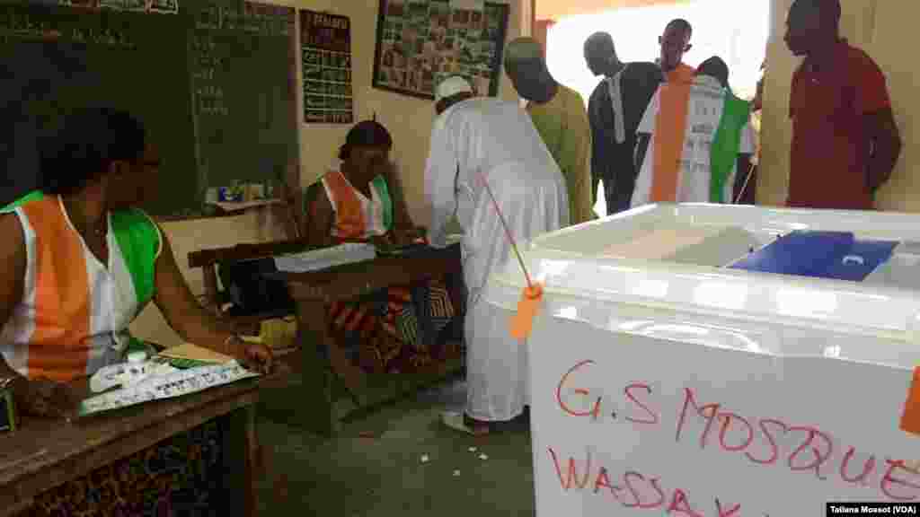A Yopougon Wassakara, les électeurs doivent laisser leur empreinte pour valider et passer au vote.