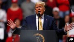 El presidente Donald Trump habla en un acto de campaña el jueves, 20 de febrero de 2020 en Colorado Springs, Colorado.