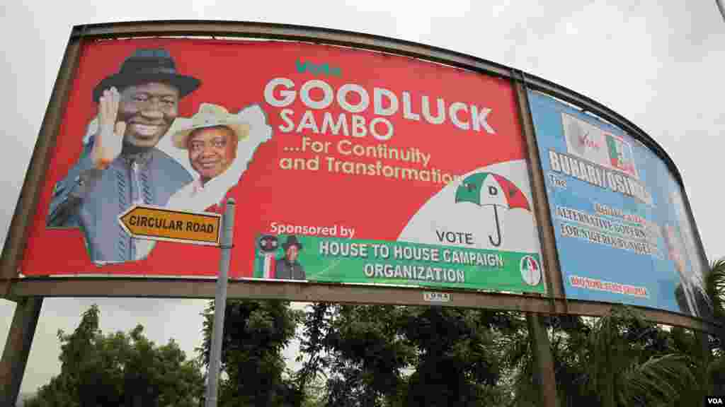 Un panneau d'affichage de la campagne du président nigérian sortant Goodluck Jonathan est photographié le 25 mars à Abuja, au Nigeria. (Chris Stein pour VOA Nouvelles)