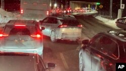 ARCHIVO - Varios vehículos se encuentran estancados en la frontera entre Estados Unidos y Canadá en Stanstead, Quebec, después de un tiroteo que involucró a un agente de la Patrulla Fronteriza de Estados Unidos en Coventry, Vermont, el 20 de enero de 2025.