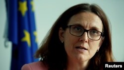 រូបឯកសារ៖ លោកស្រី Cecilia Malmstrom ស្នងការ​ពាណិជ្ជកម្ម​នៃ​សហភាព​អឺរ៉ុប ថ្លែងនៅក្នុងបទសម្ភាសន៍ជាមួយ Reuters នៅទីក្រុងហ្សឺណែវ ប្រទេសស្វីស ថ្ងៃទី៤ ខែមិថុនា ឆ្នាំ២០១៨។