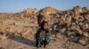 FILE- Seorang anak perempuan Afghanistan menangis di depan rumahnya yang hancur akibat gempa bumi di distrik Zenda Jan di provinsi Herat, Afghanistan barat, 11 Oktober 2023. (AP/Ebrahim Noroozi)