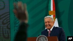 El presidente mexicano Andrés Manuel López Obrador da su conferencia de prensa matutina diaria luego de una ausencia de dos semanas luego de que dio positivo por coronavirus, en el palacio presidencial, eb Ciudad de México, el lunes 8 de febrero.