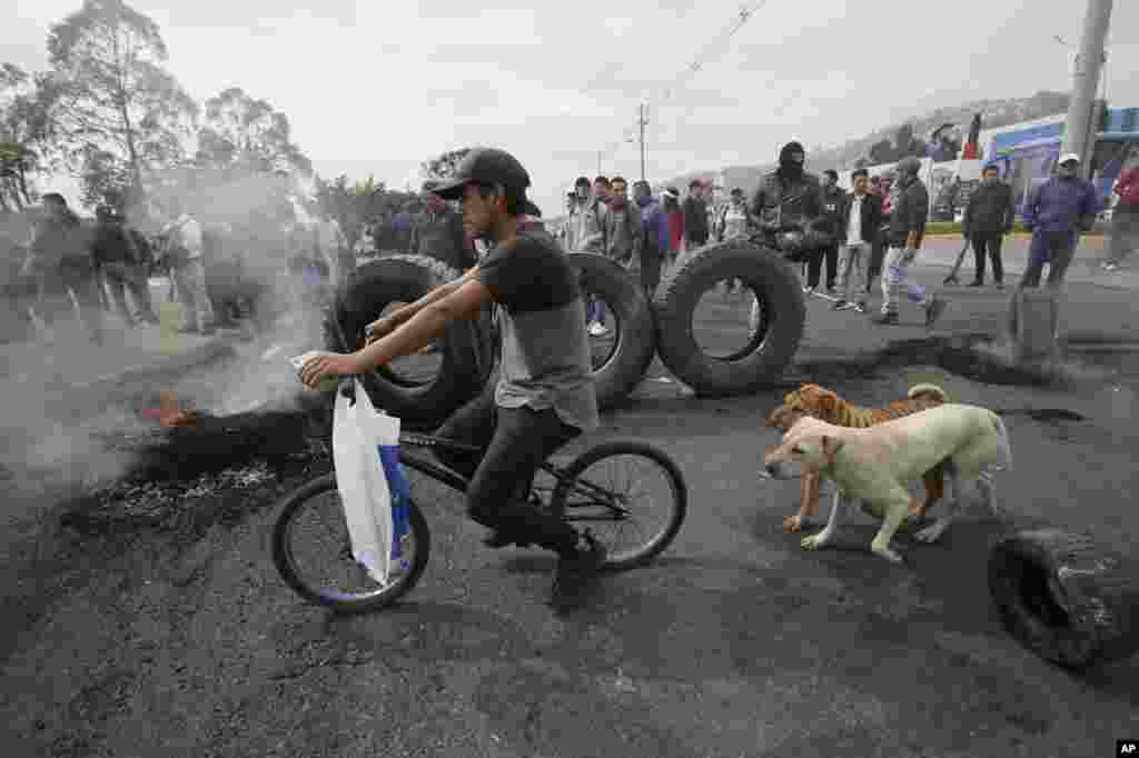 Las manifestaciones incluyeron cierre de calles con quema de llantas. En la foto, manifestantes cerca de la autopista Panamericana. Quito, Ecuador. Oct. 3 de 2019. AP/Dolores Ochoa. 