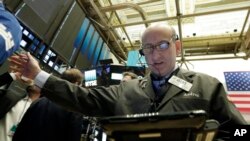 La liquidación ha sido provocada por los temores de inflación y las preocupaciones de que las tasas de interés podrían subir más rápido de lo esperado.