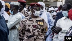 Le général quatre étoiles et chef de la Garde républicaine au Tchad, Mahamat Idriss Déby Itno, 37 ans, fils du président tchadien Idriss Deby Itno est vu dans un bureau de vote à N'djaména, le 11 avril 2021.