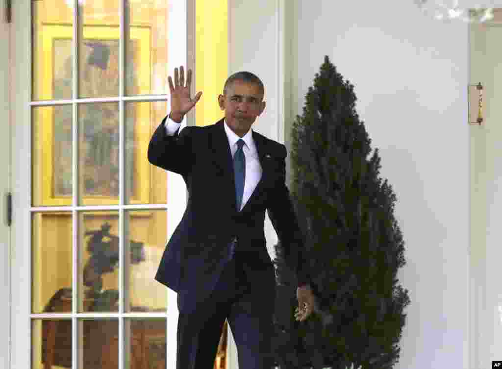Le président Barack Obama salue la foule alors qu'il quitte le bureau Oval à la Maison Blanche à Washington, le 20 janvier 2017.