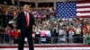 Le président Donald Trump arrive pour prendre la parole lors d'un rassemblement de campagne à Erie Insurance Arena, le 10 octobre 2018, à Erie, en Pennsylvanie.