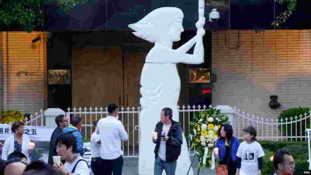 总领馆前摆设的民主女神浮雕（美国之音国符拍摄）