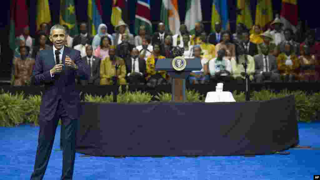 Le président américain Barack Obama répond à la question d'une jeune femme lors de cette session 2015 de YALI, Washington, 3 août 2015.