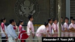 中國學生在美國駐華使館前排隊申請到美國留學的簽證。 （2012年2月5日）