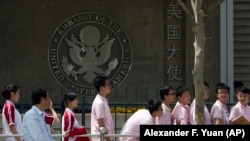 中国学生在美国驻华使馆前排队申请到美国留学的签证。 （2012年2月5日）