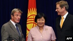 Qirg'iziston prezidenti Roza Otunbayeva (markazda)