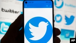 Logo de Twitter en un teléfono celular.