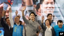 在2022年11月26日的九合一选举中，国民党候选人蒋万安（中）赢得台北市长选举的胜利。