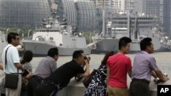 2012年6月14日，中国游客隔岸观看对中国进行友好访问并停靠在上海的印度军舰。