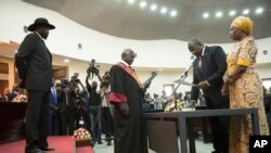Presiden Sudan Selatan, Salva Kiir Mayardit (kiri), saat melantik Dr. Riek Machar sebagai Wakil Presidennya di Juba, Sudan Selatan, 22 Februari 2020. (Foto: dok). 