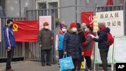 北京不少地方都架设了登记处，对返京人员进行严格检查（2020年2月13日）。
