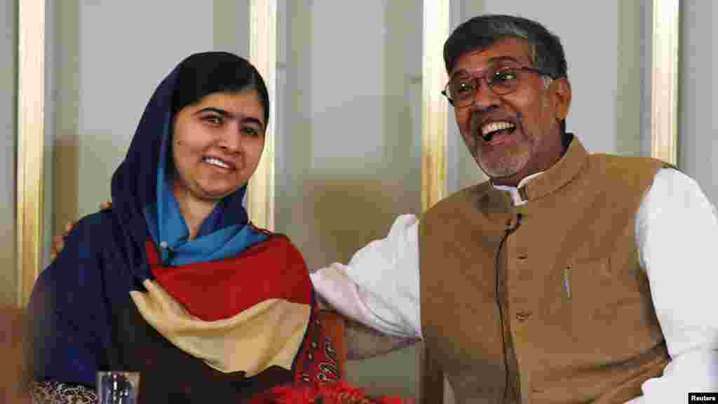 Le lauréats du prix Nobel de la paix Kailash Satyarthi (à gauche) et Malala Yousafzai réagissent lors d'une conférence de nouvelles à Oslo le 9 décembre 2014.