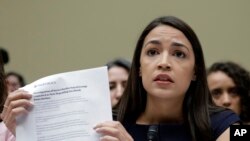La representante Alexandria Ocasio-Cortez dijo que la política del presidente Donald Trump aplicada en la frontera es de "deshumanización".