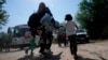 Una familia venezolana camina hacia las autoridades fronterizas de Estados Unidos luego de haber cruzado desde México, en del Río, Texas, el 16 de junio de 2021. Se calcula que hay 7,7 millones de migrantes y refugiados venezolanos en el mundo.