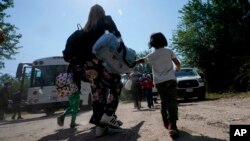 Una familia venezolana camina hacia las autoridades fronterizas de Estados Unidos luego de haber cruzado desde México, en del Río, Texas, el 16 de junio de 2021. Se calcula que hay 7,7 millones de migrantes y refugiados venezolanos en el mundo.