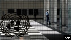 Foto de archivo donde se observa una oficial de policía de la ONU en una entrada vacía en la sede de la organización, el 22 de septiembre de 2020.