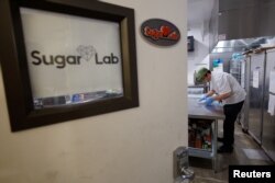 Kepala Koki Jonathan Solomon, di dapur Sugar Lab di Los Angeles, California, AS, 7 Juli 2023. (REUTERS/Mike Blake)