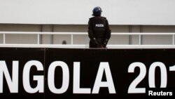 Un policier angolais sur le stade de Ombaka lors de la demi-finale à Benguela, le 28 janvier 2010. 