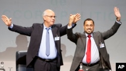 Mohammed Chouaib, du gouvernement de Tobrouk et Saleh Almkhoet zom, du gouvernement de Tripoli, le 17 décembre 2015 au Maroc. (AP Photo/Abdeljalil Bounhar)