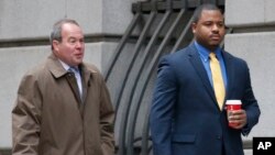 William Porter (kanan) polisi Baltimore yang diadili terkait kematian Freddie Gray, didampingi pengacaranya Joseph Murtha di Baltimore, Senin (30/11).