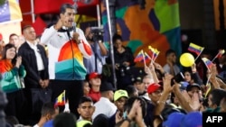 El presidente venezolano Nicolás Maduro habla durante un acto político tras el referendo consultivo sobre el Esequibo, en Caracas, el domingo 3 de diciembre de 2023.
