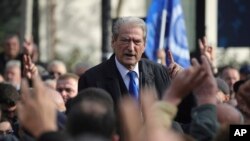Сали Бериша, лидер на опозициската Демократска партија, зборува со своите поддржувачи пред суд на 21 декември 2023 година