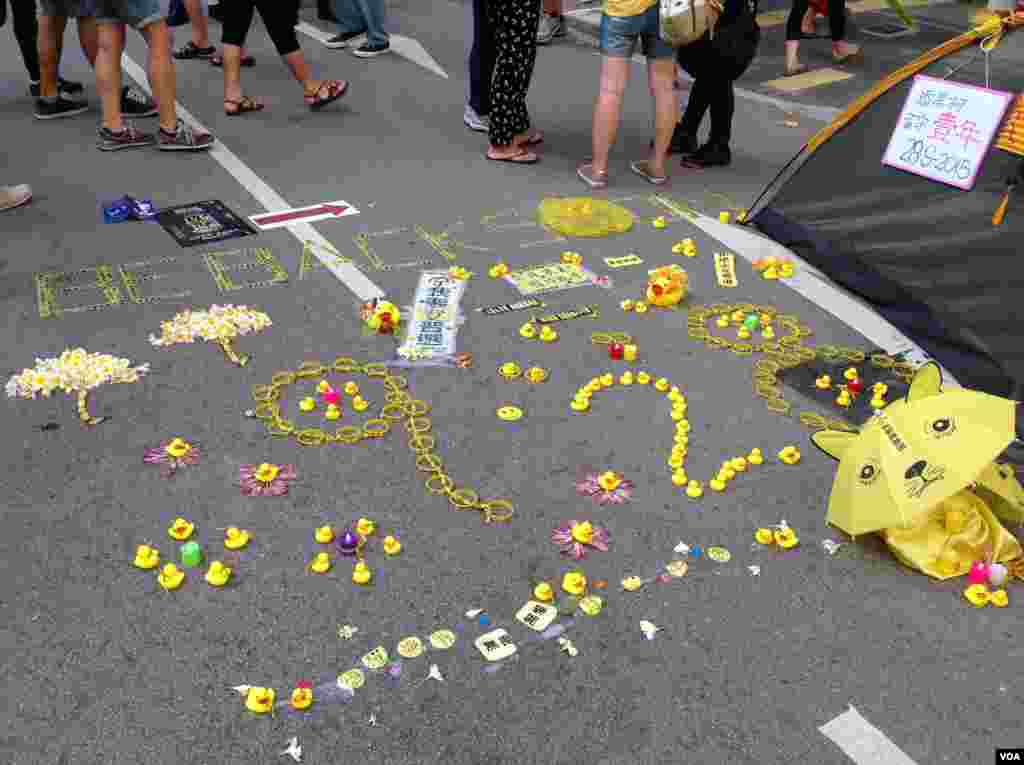 港人重返政總紀念雨傘運動一周年(美國之音海彥拍攝)