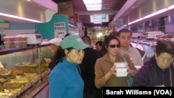 纽约曼哈顿华埠一家食品店内的顾客（美国之音威廉姆斯拍摄）
