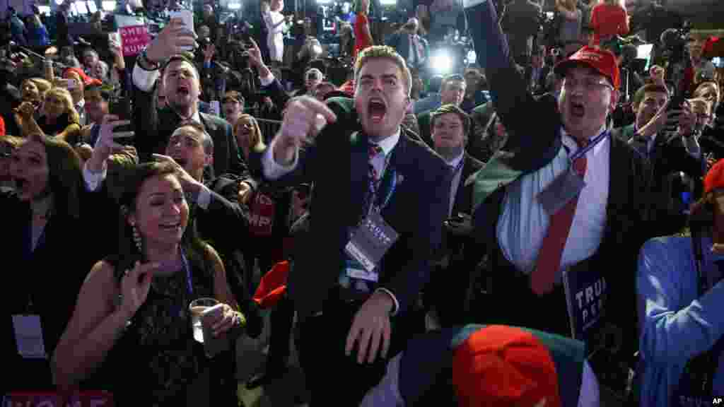 Les partisans du candidat républicain à la présidentielle, Donald Trump, applaudissent lors d'un rallye de la nuit des élections, le 8 novembre 2016.