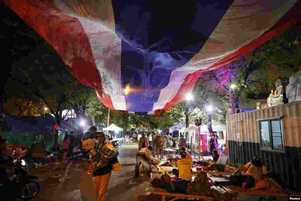 Anti-government protesters get ready to leave their main encampment after the coup was declared in Bangkok, May 22, 2014.