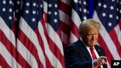 ARCHIVO - El candidato presidencial republicano, el expresidente Donald Trump, señala a la multitud en una fiesta de observación de la noche de las elecciones, el 6 de noviembre de 2024, en West Palm Beach, Florida.