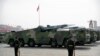 Sejumlah kendaraan militer China membawa misil-misil balistik DF-17 dalam parade peringatan 70 Tahun Komunis China, di BeijinG, 1 Oktober 2019. (Foto: Mark Schiefelbein/AP)