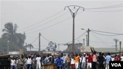 Kelompok "Patriot Muda" pendukung Laurent Gbagbo, memblokir pasukan PBB untuk memasuki salah satu distrik di Abidjan.