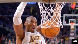 Kobe Bryant fait un dunk lors du match de NBA entre les Los Angeles Lakers et les Indiana Pacers, USA, le 4 janvier 2015. (AP Photo/Mark J. Terrill)