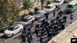 ماموران سرکوب علاوه بر شلیک مستقیم به معترضان آنها را بازداشت و به اماکن مختلفی منتقل می‌کردند - اعتراضات ۱۴۰۱