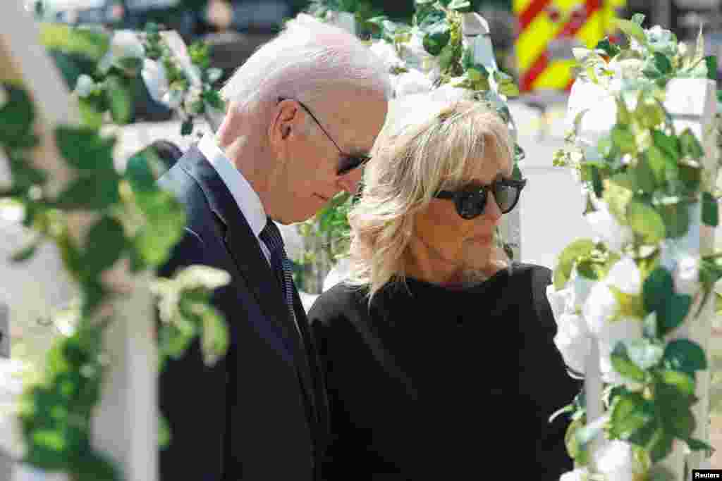 El presidente de EEUU, Joe Biden, y la primera dama Jill Biden, entre las coronas de flores dedicadas a las víctimas de la matanza en la escuela primaria de Robb, en Uvalde, Texas, el 29 de mayo de 2022. Foto Reuters.
